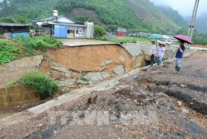 Xã Trần Phú kiểm tra tình hình sạt lở, hướng dẫn người dân tới nơi an toàn: Ảnh: TTXVN phát