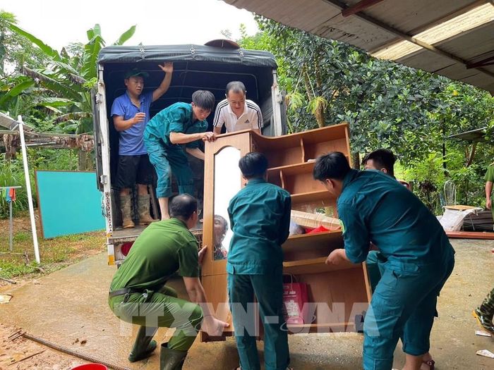 Lực lượng chức năng phường Bắc Kạn hỗ trợ người dân sơ tán tới nơi an toàn. Ảnh: TTXVN phát