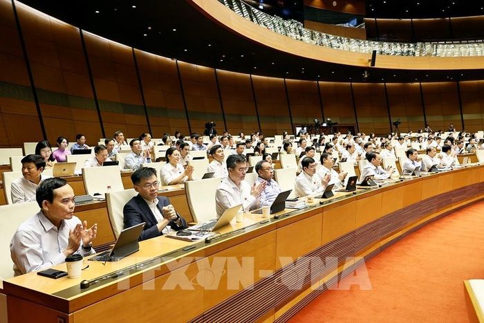 Đại biểu Quốc hội biểu quyết thông qua luật và nghị quyết. Ảnh: Doãn Tấn – TTXVN