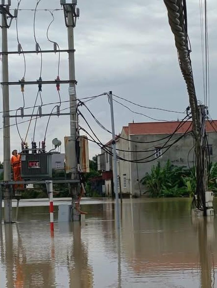 Nhân viên Điện lực Yên Thế (CTĐL Bắc Ninh) kiểm tra lưới điện tại khu vực ngập lụt, bảo đảm an toàn trong quá trình ứng phó và khắc phục ảnh hưởng của bão số 4.. Ảnh: EVNNPC