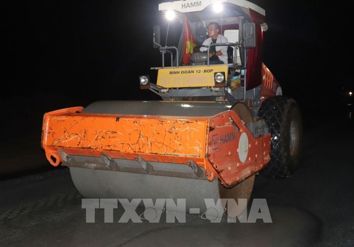 Hiện tiến độ dự án mở rộng, nâng cấp Cảng hàng không Cà Mau đạt 62% khối lượng công trình. Ảnh: Tuấn Phi - TTXVN