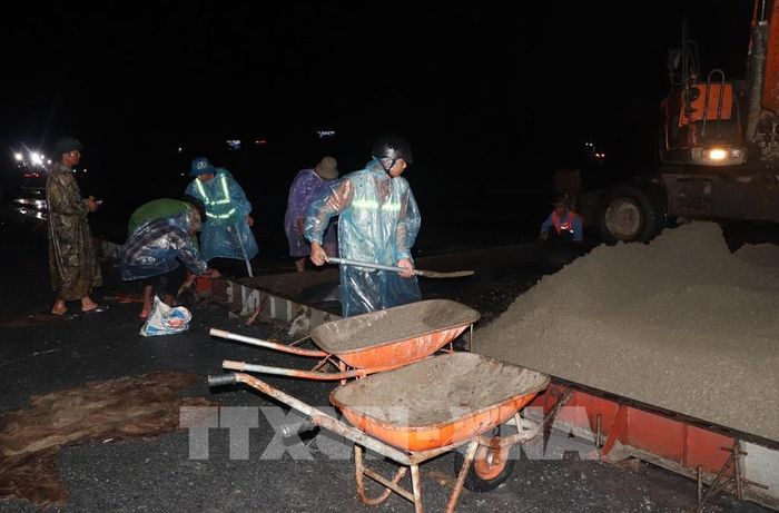 Các kỹ sư công nhân thi công gói thầu số 12 tại dự án Cảng hàng không Cà Mau. Ảnh: Tuấn Phi - TTXVN