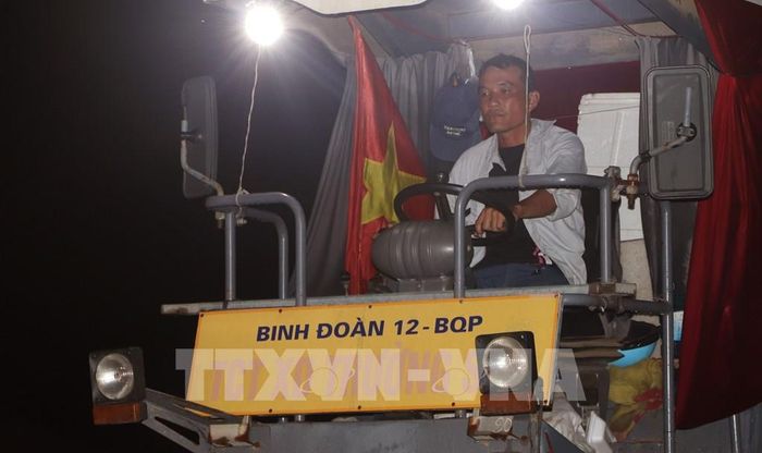 Công nhân Binh đoàn 12 điều khiển xe lu thi công trên công trường Cảng hàng không Cà Mau vào ban đêm. Ảnh: Tuấn Phi - TTXVN