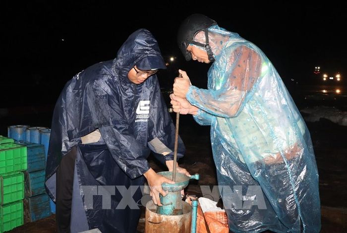 Các công nhân, kỹ sư thi công trong đêm trên công trường dự án mở rộng, nâng cấp Cảng hàng không Cà Mau. Ảnh: Tuấn Phi - TTXVN