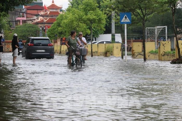 Tuyến phố Đức Minh, phường Lê Thanh Nghị vẫn ngập cục bộ sáng 24/8. Ảnh: Mạnh Minh - TTXVN