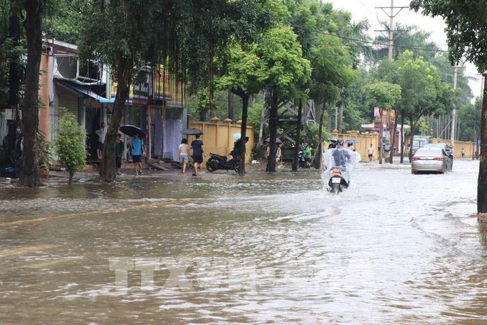 Phố Vũ Hựu, phường Lê Thanh Nghị, thành phố Hải Phòng ngập trong sáng 24/8. Ảnh: Mạnh Minh – TTXVN