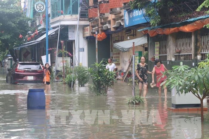 Phố Bùi Thị Cúc, phường Lê Thanh Nghị, thành phố Hải Phòng ngập nặng, các phương tiện không lưu thông được. Ảnh: Mạnh Minh – TTXVN