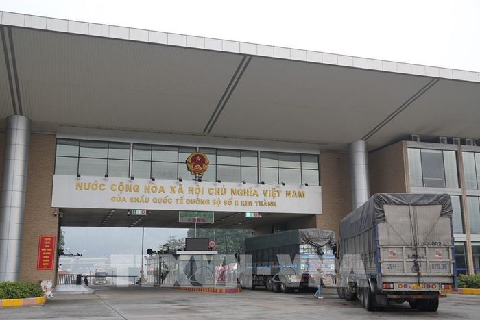 Những xe hàng đầu tiên trong năm mới 2026 thông quan xuất khẩu qua cửa khẩu quốc tế Kim Thành - Lào Cai. Ảnh Hồng Ninh-TTXVN