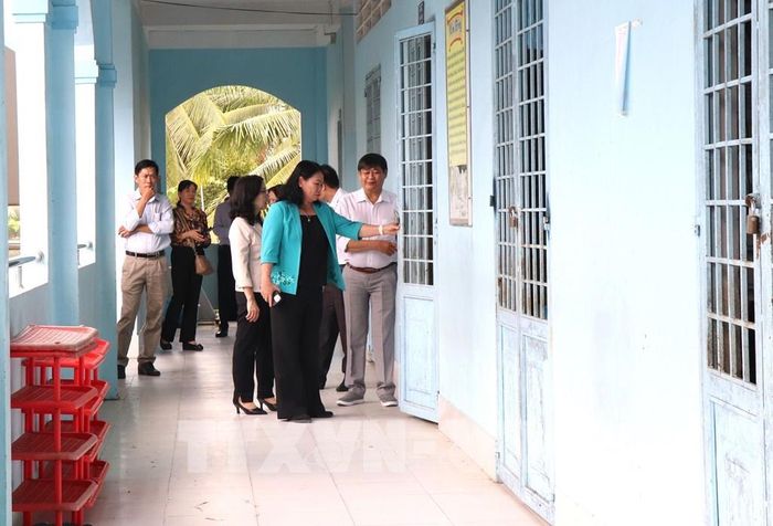 Bà Nguyễn Thị Bé Mười, Phó Chủ tịch UBND tỉnh Vĩnh Long kiểm tra công tác chuẩn bị cơ sở vật chất cho năm học mới tại Trường Tiểu học Cái Ngang, xã Cái Ngang, tỉnh Vĩnh Long. Ảnh: Lê Thúy Hằng - TTXVN