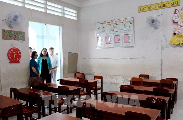 Bà Nguyễn Thị Bé Mười, Phó Chủ tịch UBND tỉnh Vĩnh Long, kiểm tra công tác chuẩn bị cơ sở vật chất cho năm học mới tại Trường Tiểu học Cái Ngang, xã Cái Ngang, tỉnh Vĩnh Long. Ảnh: Lê Thúy Hằng - TTXVN