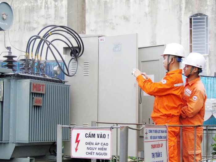 Các đơn vị trực thuộc EVNNPC tăng cường kiểm tra lưới điện, thiết bị và hành lang tuyến, chủ động xử lý các khiếm khuyết trước kỳ nghỉ lễ. Ảnh: EVNNPC