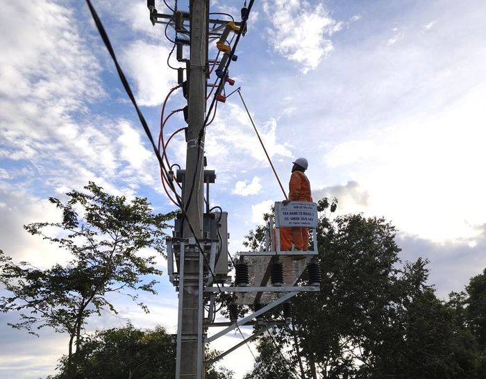 Nhân viên Điện lực Tủa Chùa thao tác đóng điện, đưa điện lưới quốc gia về bản trong chương trình “Bừng sáng Điện Biên” tại xã Tủa Chùa, tỉnh Điện Biên. Ảnh: EVNNPC