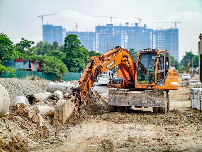Máy móc được huy động phá dỡ công trình, thu dọn mặt bằng phục vụ thi công tuyến đường Vành đai 2,5 qua phường Xuân Đỉnh. Ảnh: Trung Nguyên - TTXVN