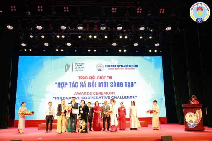Ban tổ chức đã trao giải cho các hợp tác xã xuất sắc tại Cuộc thi “Hợp tác xã đổi mới sáng tạo”. Ảnh: VCA