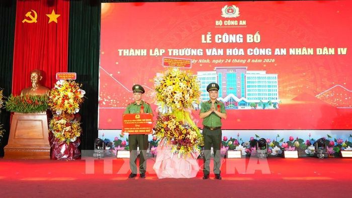 Thượng tướng Phạm Thế Tùng, thay mặt Đại tướng Lương Tam Quang, Uỷ viên Bộ Chính trị, Bộ trưởng Bộ Công an trao bảng tượng trưng tặng 01 phòng học ngoại ngữ cho trường Văn hóa Công an nhân dân IV. Ảnh: Minh Phú – TTXVN