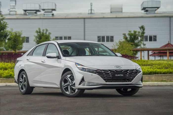 Lynk & Co 03 (bên trên) và Hyundai Elantra (bên dưới).