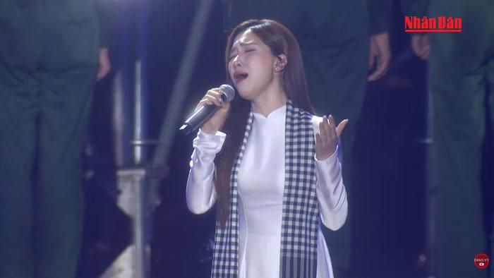 Hình ảnh Hòa Minzy trong concert Tổ Quốc Trong Tim.