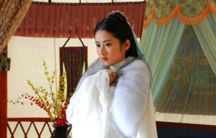 Hương Hương Công Chúa là em gái của Hoắc Thanh Đồng, đồng thời là người con gái mà Trần Gia Lạc yêu sâu sắc.