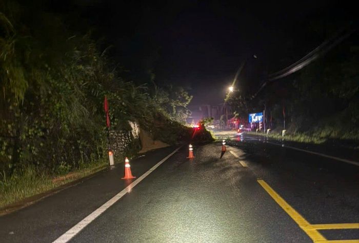 Trong đêm, lực lượng chức năng phát hiện điểm sạt lở đất ở khu vực xã Đồng Đăng, tỉnh Lạng Sơn. 