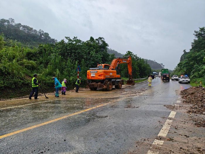 Lực lượng cảnh sát giao thông phối hợp với các đơn vị chức năng giải phóng đất đá, điều tiết giao thông, giữ huyết mạch giao thông trên địa bàn. 
