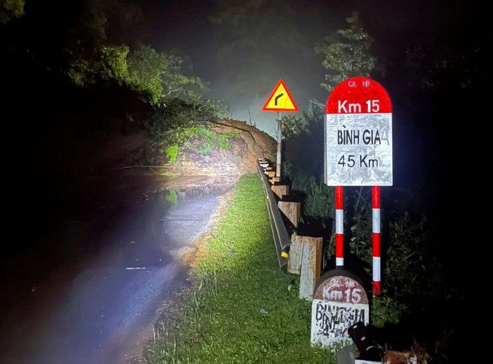 Tuyến đường từ trung tâm Lạng Sơn đi xã Bình Gia bị đất đá chiếm lòng đường, ách tắc giao thông. 