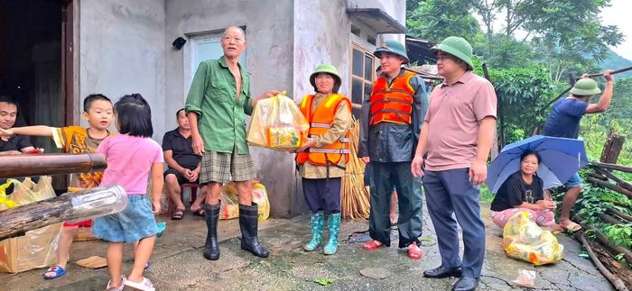 Nhiều phần quà thiết yếu được trao tận tay người dân vùng lũ.