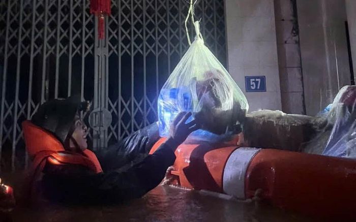Cán bộ, chiến sĩ Trung đoàn 141, Sư đoàn 3 miệt mài đi từng nhà kiểm tra, hỗ trợ và bảo đảm an toàn cho nhân dân vùng lũ.