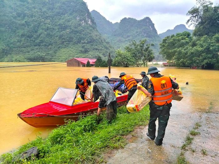 Hàng trăm cán bộ, chiến sĩ Quân khu 1 lên đường thực hiện nhiệm vụ ứng phó, khắc phục hậu quả thiên tai trên địa bàn các xã, phường tỉnh Lạng Sơn; xã Kép, tỉnh Bắc Ninh.