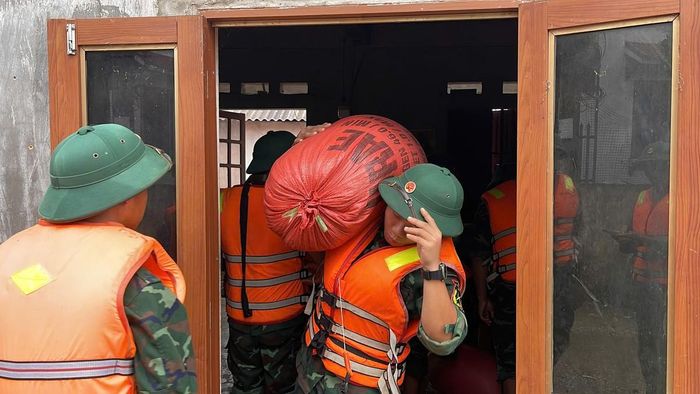 Bộ đội Cao Bằng giúp dân xã Tràng Định (Lạng Sơn) sơ tán tài sản khỏi vùng ngập lụt. 