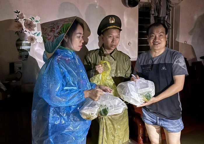 Suất cơm nghĩa tình gửi đến bà con vùng lũ. 
