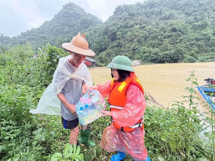 Những suất quà chan chữa nghĩa tình giữa mùa lũ