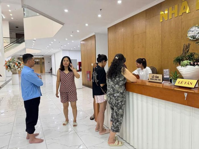 Người dân vùng lũ đến đăng ký ở miễn phí tại nhà khách An Sơn (phường Kỳ Lừa). 
