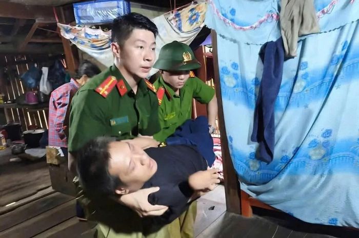 Sơ tán người già, em nhỏ, người khuyết tật đến nơi an toàn. 