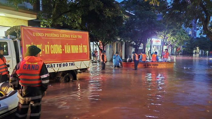 Công an tỉnh Lạng Sơn và cấp ủy, chính quyền phường Lương Văn Tri tổ chức các đoàn cứu hộ xuống các khu vực ngập nước. 