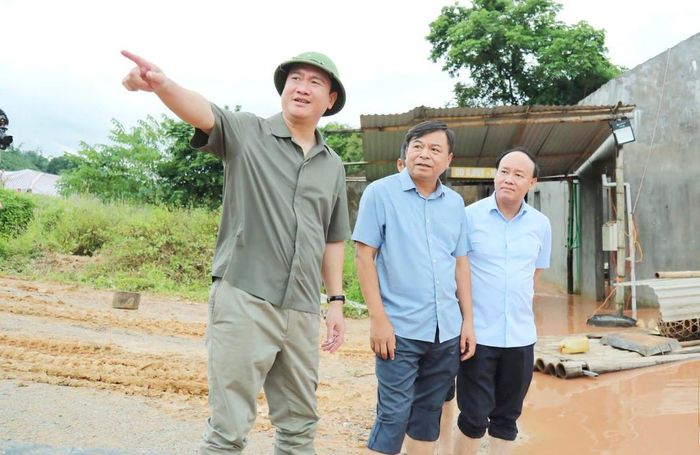 Ông Nguyễn Hoàng Hiệp (giữa) - Thứ trưởng Bộ Nông nghiệp và Môi trường kiểm tra tình hình bão lũ tại Lạng Sơn. Ảnh: BLS
