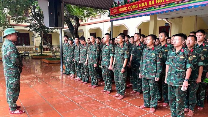 Đoàn cán bộ, chiến sĩ Bộ CHQS tỉnh Cao Bằng xuất hành đến vùng lũ Tràng Định (Lạng Sơn) thực hiện nhiệm vụ. 