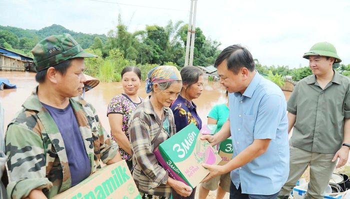 Thứ trưởng Nguyễn Hoàng Hiệp trao quà động viên người dân vùng lũ. Ảnh: BLS