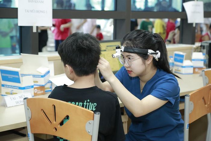 Nhân viên y tế kiểm tra tai cho học sinh trên địa bàn phường Hoàng Liệt Hà Nội.
