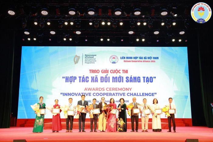 Ban tổ chức trao giải Cuộc thi “Hợp tác xã đổi mới sáng tạo” cho 10 HTX xuất sắc