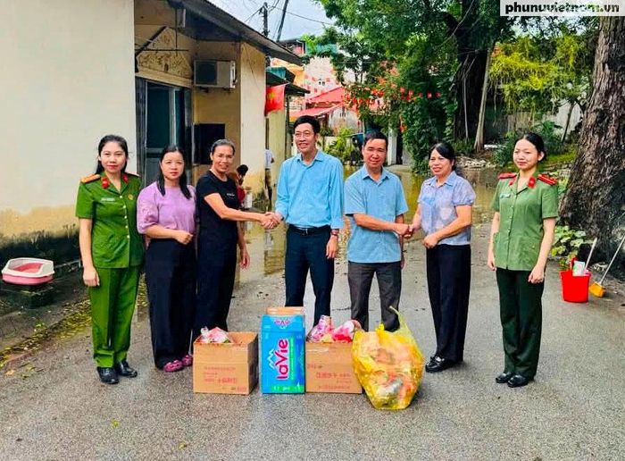 Ban Phụ nữ Công an tỉnh Lạng Sơn trao hỗ trợ cho hộ dân bị ảnh hưởng do bão lũ.