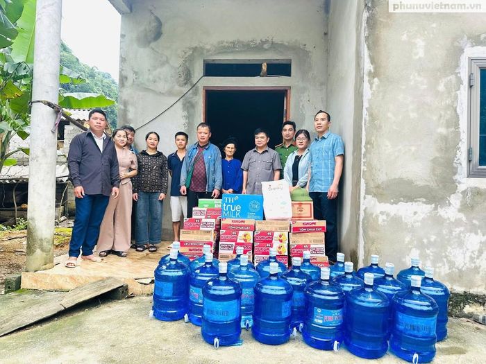 Hội LHPN xã Bằng Mạc phối hợp với Ủy ban MTTQ Việt Nam xã và các tổ chức chính trị - xã hội trên địa bàn trao cứu trợ cho hộ dân bị ảnh hưởng.