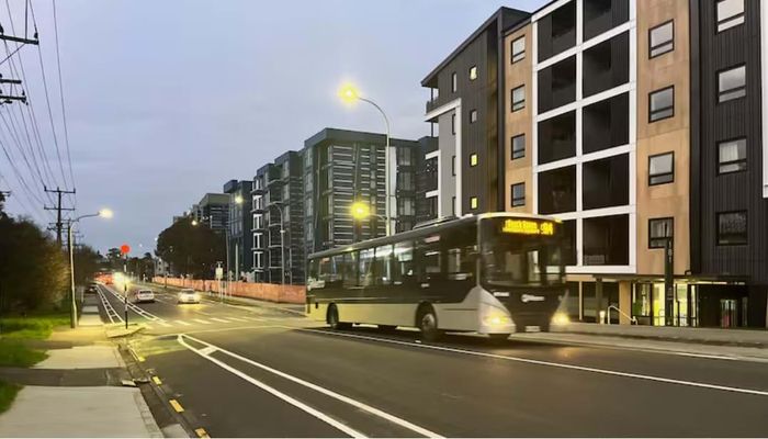 Một chiếc xe buýt thông thường tại Auckland chạy ngang qua khu căn hộ đang được xây dựng ở Northcote. Ảnh: 1News