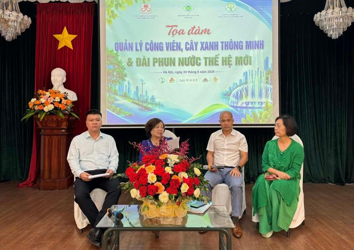 Phiên tọa đàm bàn tròn thứ hai do TS-KTS. Lê Thị Bích Thuận (thứ hai từ trái) chủ trì với nội dung Quản lý công viên, cây xanh thông minh.