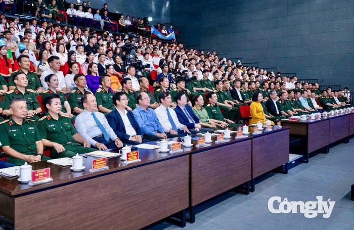 Các đại biểu tham dự buổi lễ.