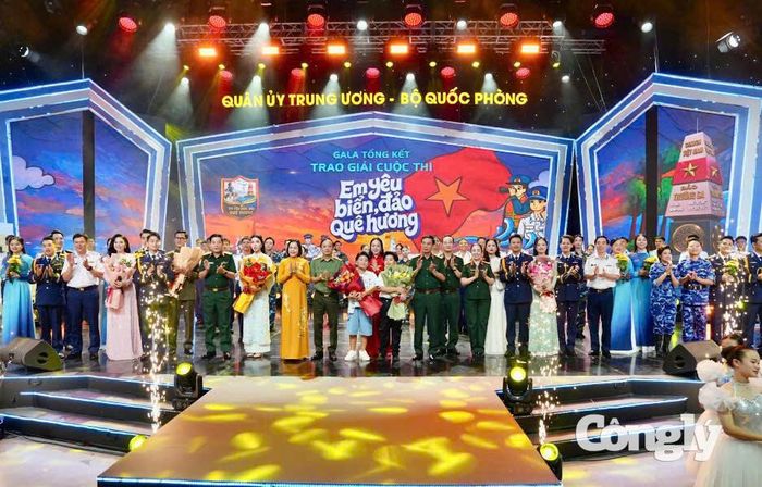 Các đại biểu chụp hình lưu niệm.