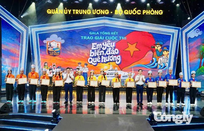 Lễ trao giải cho các đội thi.