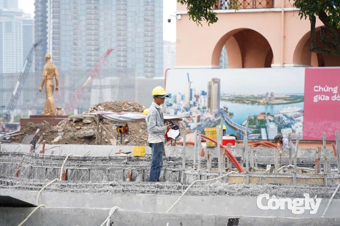 Công nhân tăng tốc thi công trên công trường.