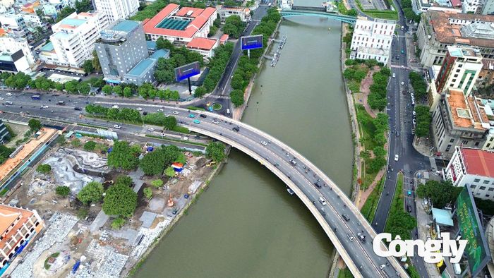 Song song với việc cải tạo không gian văn hóa, khu vực Bến Nhà Rồng - Khánh Hội còn được đặt trong tổng thể kế hoạch phát triển hạ tầng giao thông. Trục Nguyễn Tất Thành qua khu vực Xóm Chiếu được định hướng mở rộng, kết hợp với các công trình giao thông quan trọng nhằm tăng khả năng kết nối khu vực phía Nam với trung tâm thành phố.