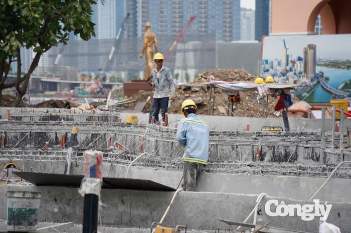 Công nhân tập trung thi công các hạng mục sân, đường nội bộ và cảnh quan trong khuôn viên bảo tàng. Không gian được định hướng tăng tính kết nối, tạo điều kiện để người dân thuận lợi tham quan, tìm hiểu lịch sử và tiếp cận các khu vực công cộng sau khi dự án hoàn thành.
