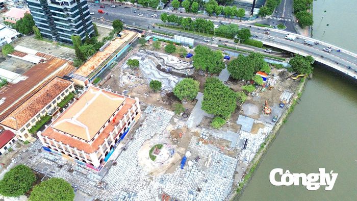 Sau gần 2 tháng triển khai, công trường cải tạo, chỉnh trang Bảo tàng Hồ Chí Minh - Chi nhánh TP.HCM được thi công với nhiều hạng mục. Máy móc, phương tiện và nhân công được huy động nhằm bảo đảm tiến độ, từng bước hoàn thiện không gian cảnh quan quanh công trình.